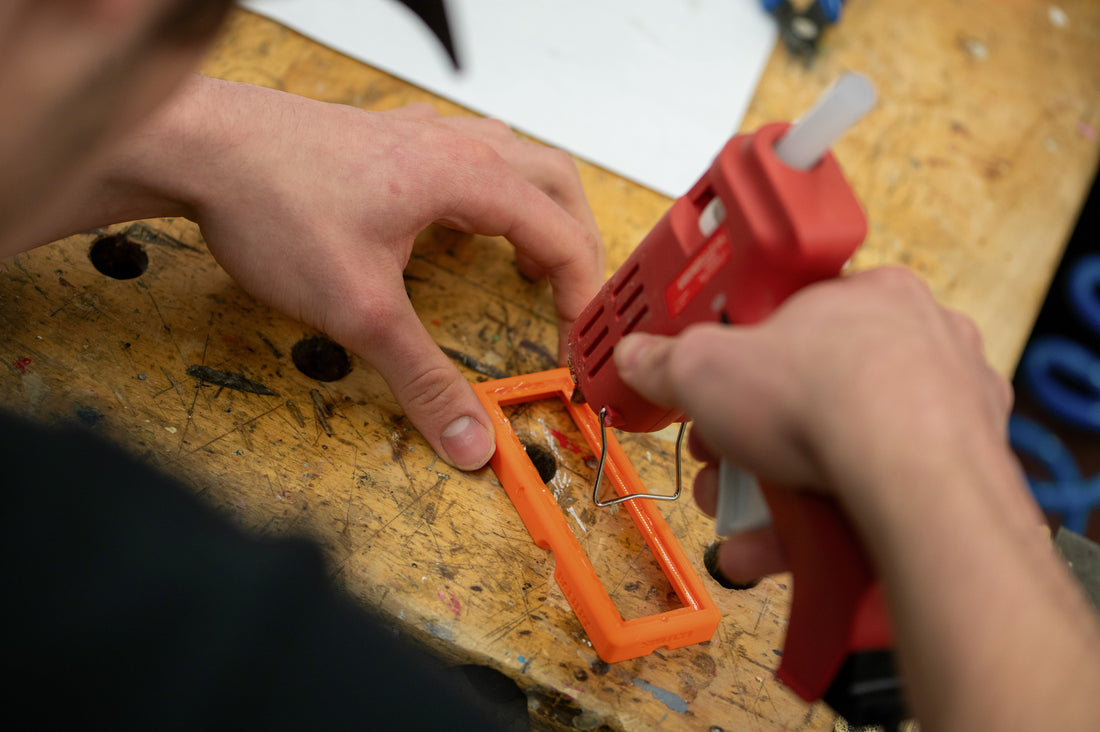 [HOBBYMENT] The "Hot Glue String Eraser": How to stop sticky hot glue strings from ruining delicate craft projects